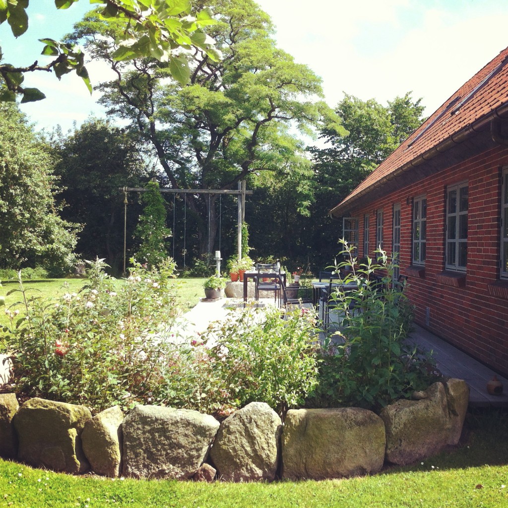 Østerlars og Risenlunds have, hvor vi tilbringer en stor del af den danske sommer.